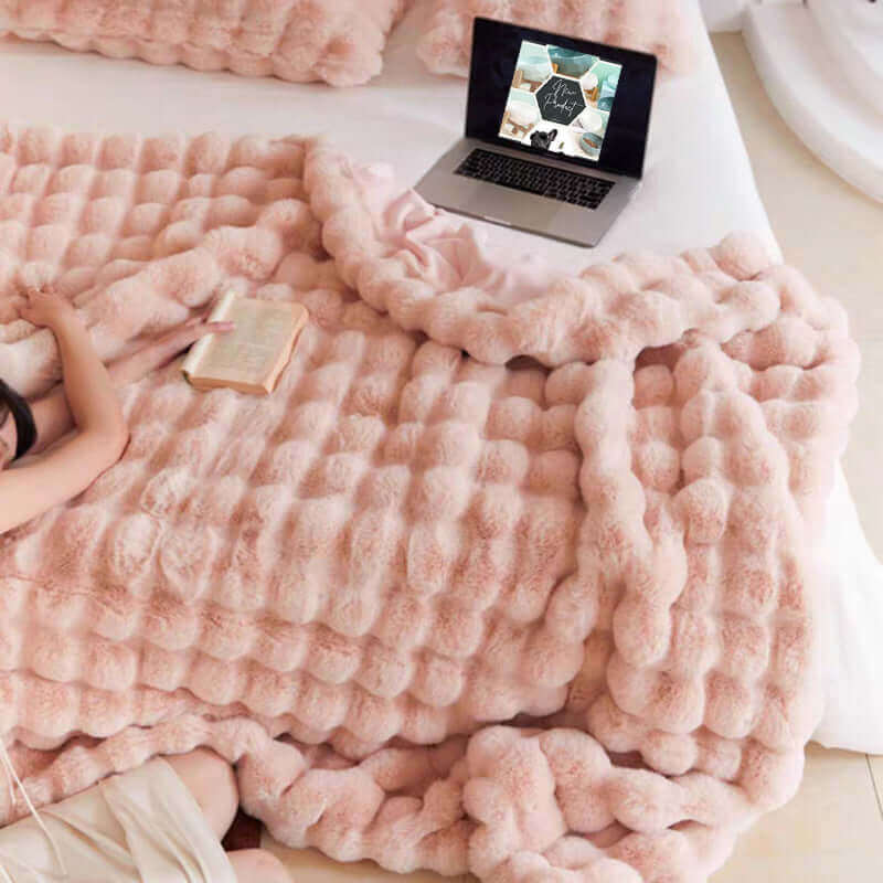 Luxury Eco-Friendly Faux Fur Blanket Rosé